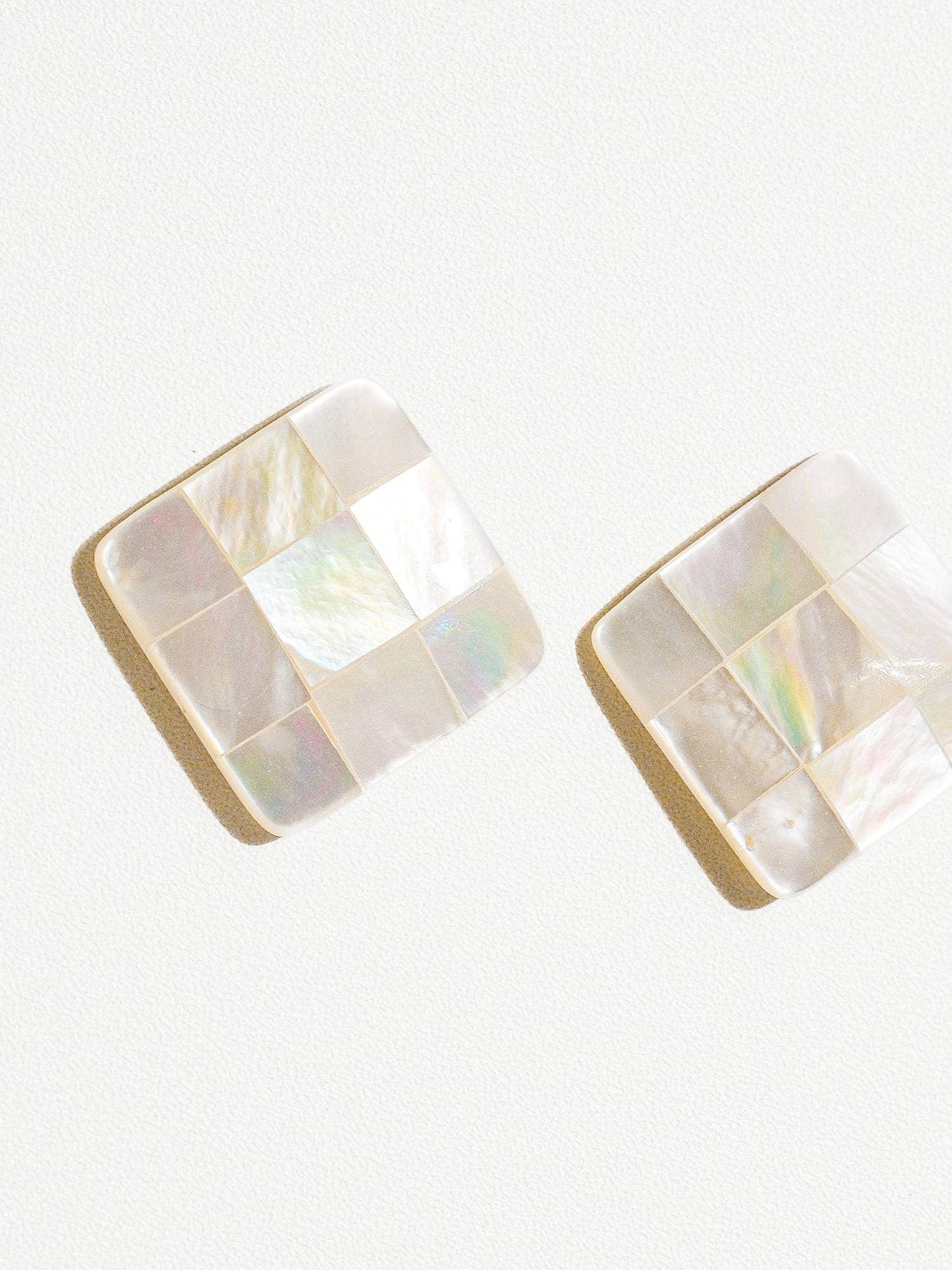 图案白色精致白色珍珠纹理耳钉