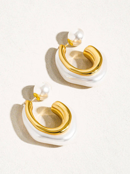 Boucle d'oreille créole C classique en or 18 carats avec perles Ephyra
