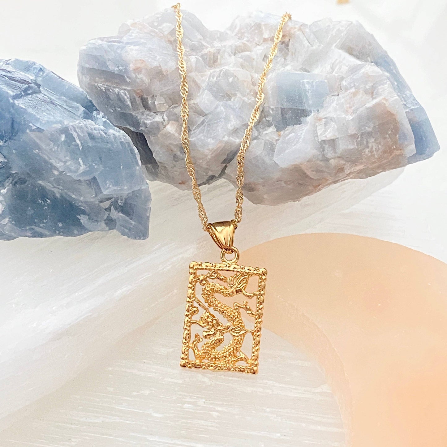 Collier Dragon du Pays des Merveilles : 20 pouces / Singapour plaqué 18 carats