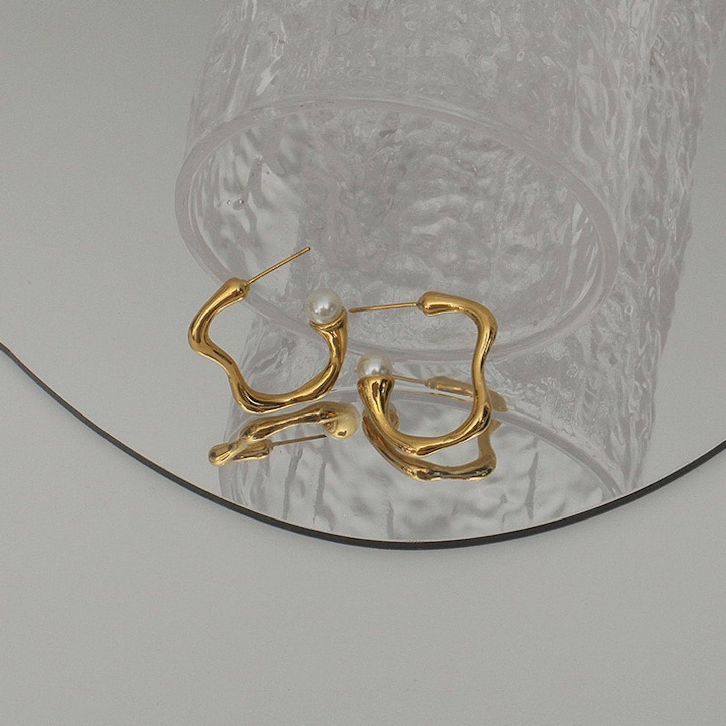 Modern Vintage golden wavy line hoop earring with pearl