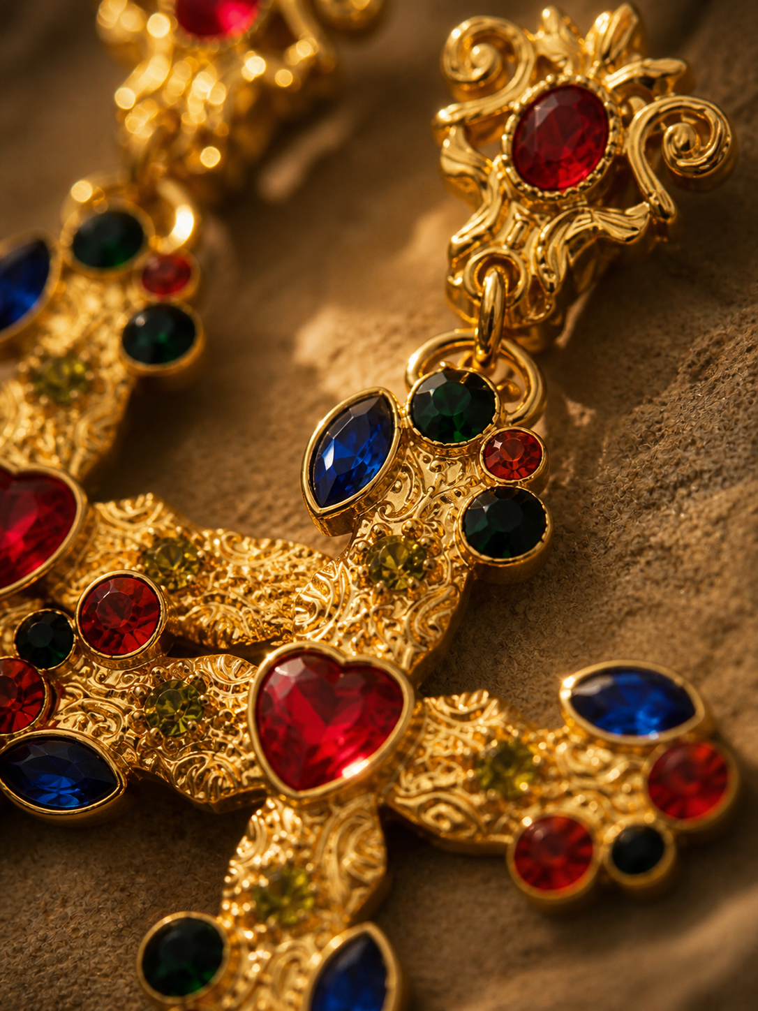 Boucle d'oreille croix bohème en or mat 18 carats des Templiers avec pierre s (à clipser)