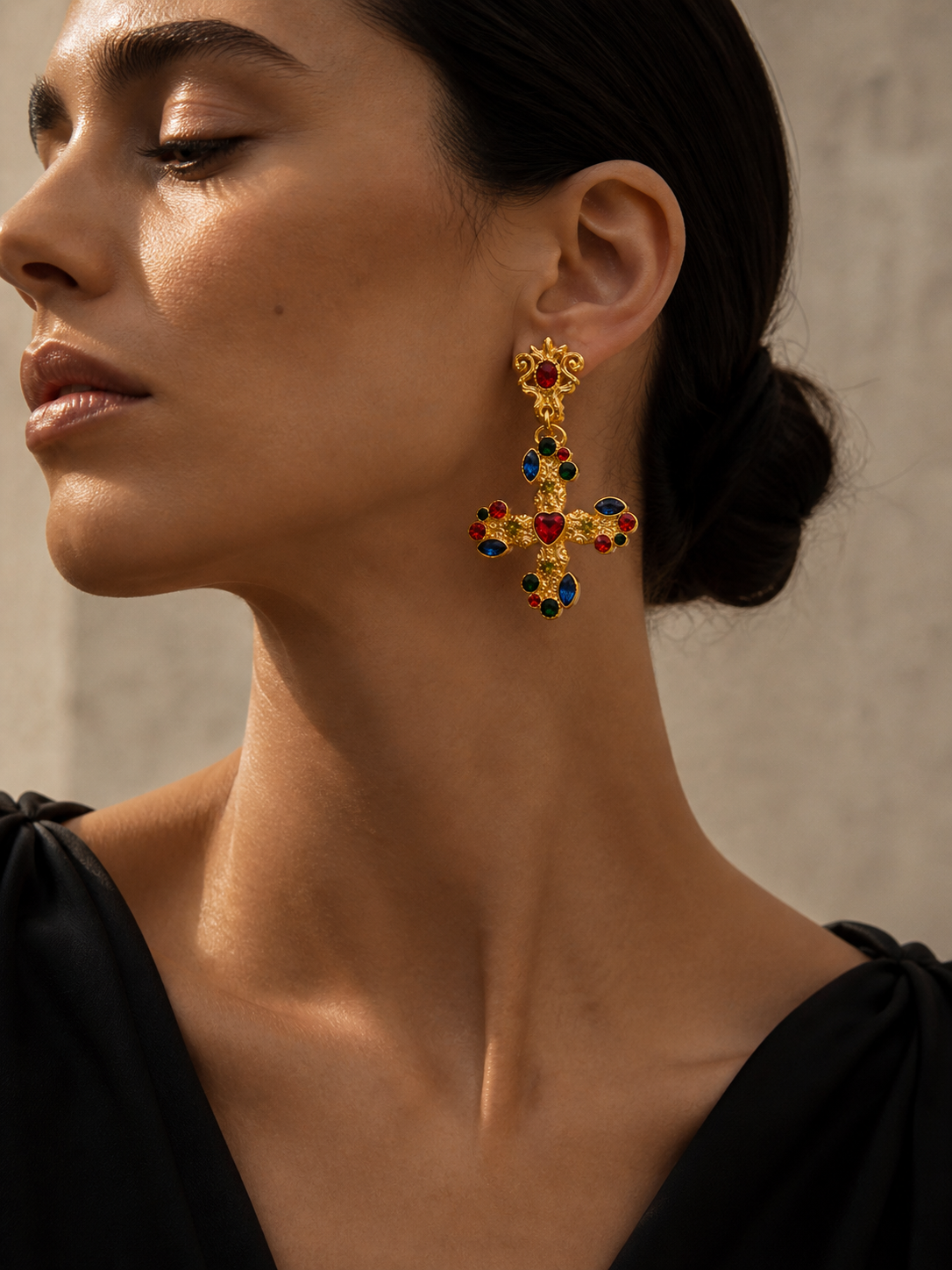 Boucle d'oreille croix bohème en or mat 18 carats des Templiers avec pierre s (à clipser)