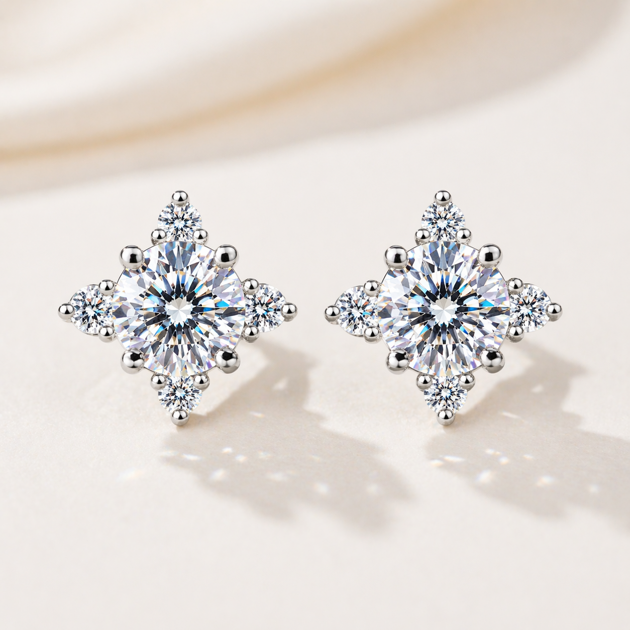 Boucles d'oreilles à tige trèfle moissanite Four-ever A Lucky Girl en argent sterling