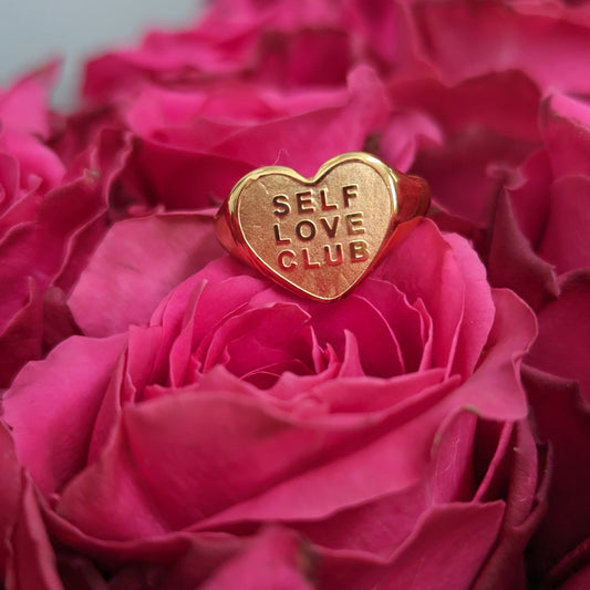 SELF LOVE CLUB 💗 Bague plaquée or 18 carats en forme de cœur