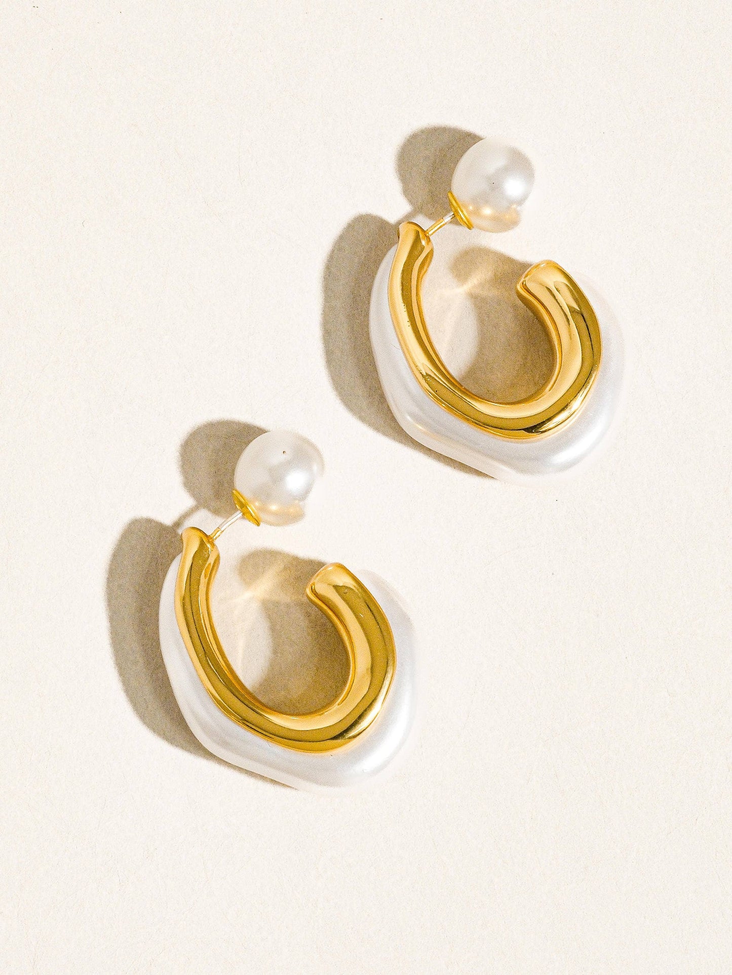 Boucle d'oreille créole C classique en or 18 carats avec perles Ephyra