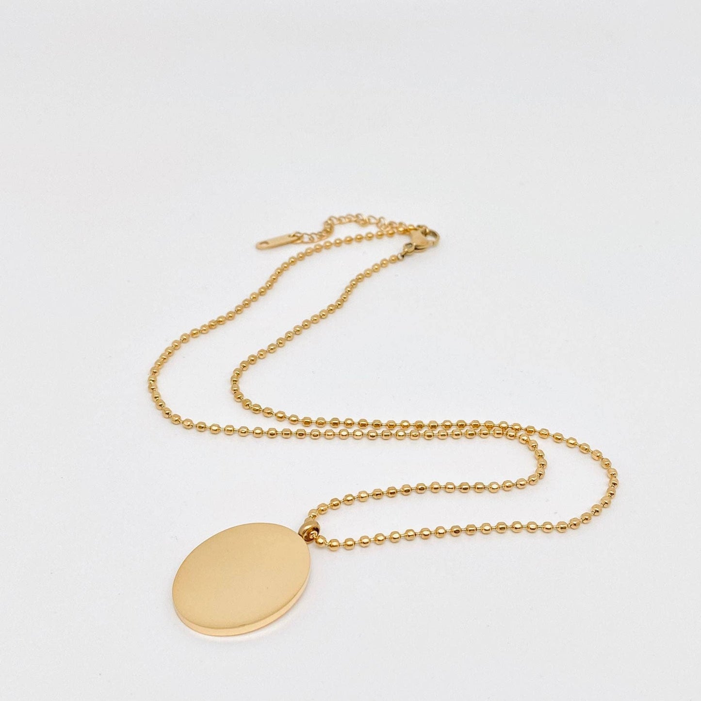 Collier à pendentif ovale en plaqué or 18 carats avec lapin blanc
