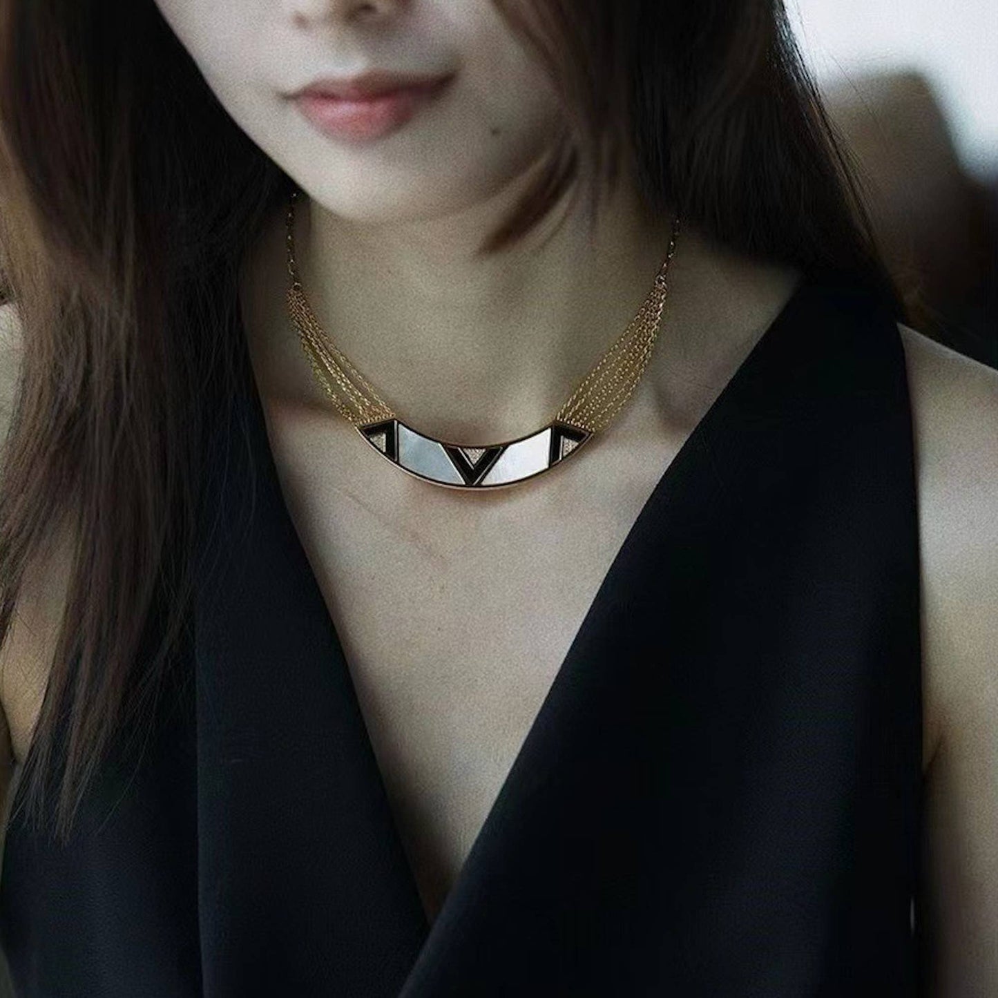 Collier unique de style égyptien_Mère de perle et ony noir