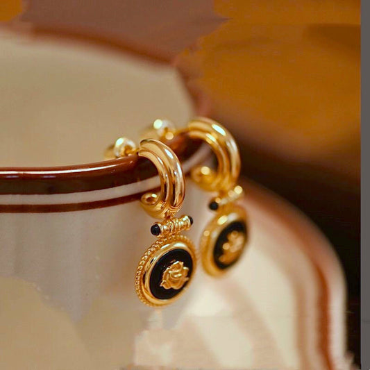 Boucles d'oreilles à pendentif rose au design détaillé d'inspiration vintage avec vermeil en émail noir et or