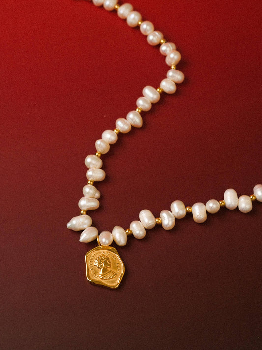 Pendentif pièce de monnaie Aurora en or 18 carats avec collier de perles naturelles